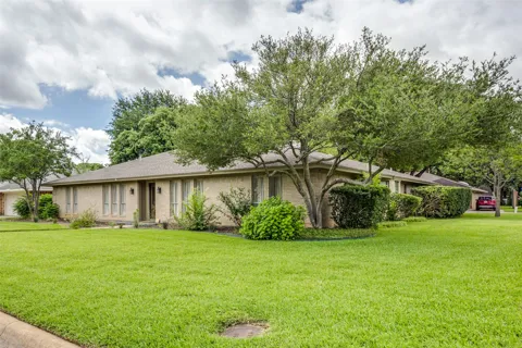 2414 Lakeview Circle