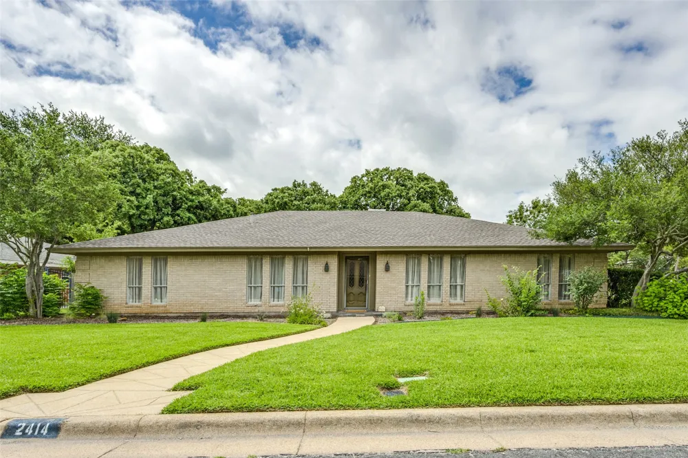 2414 Lakeview Circle Arlington, TX 76013