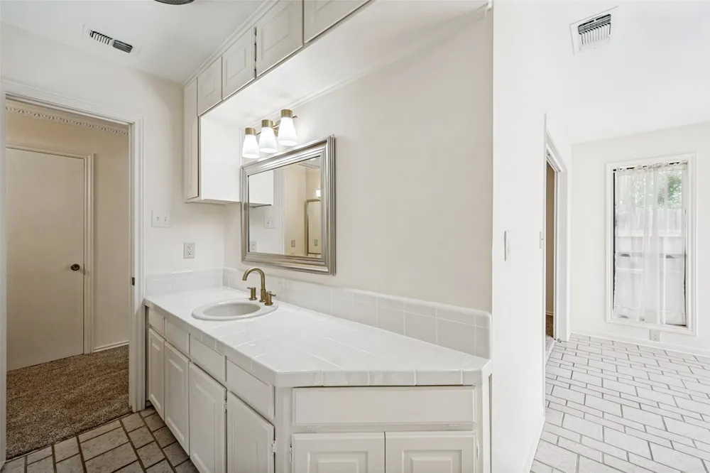 2414 Lakeview Circle Arlington, TX 76013