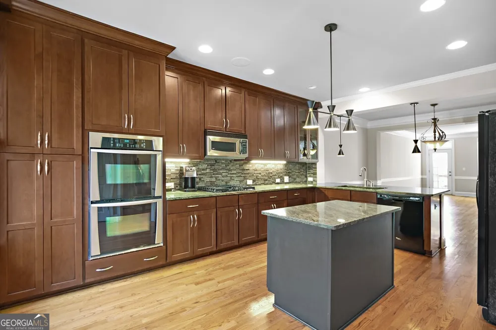 1507 Legacy Cove LN Roswell, GA 30075