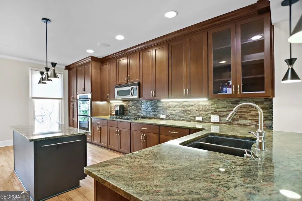 1507 Legacy Cove LN Roswell, GA 30075