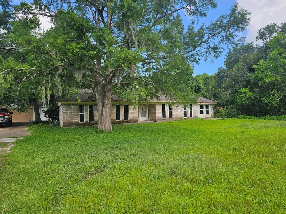 132 Otter Trail Lake Jackson, TX 77566
