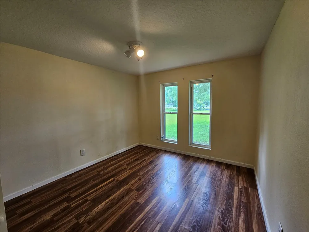 132 Otter Trail Lake Jackson, TX 77566