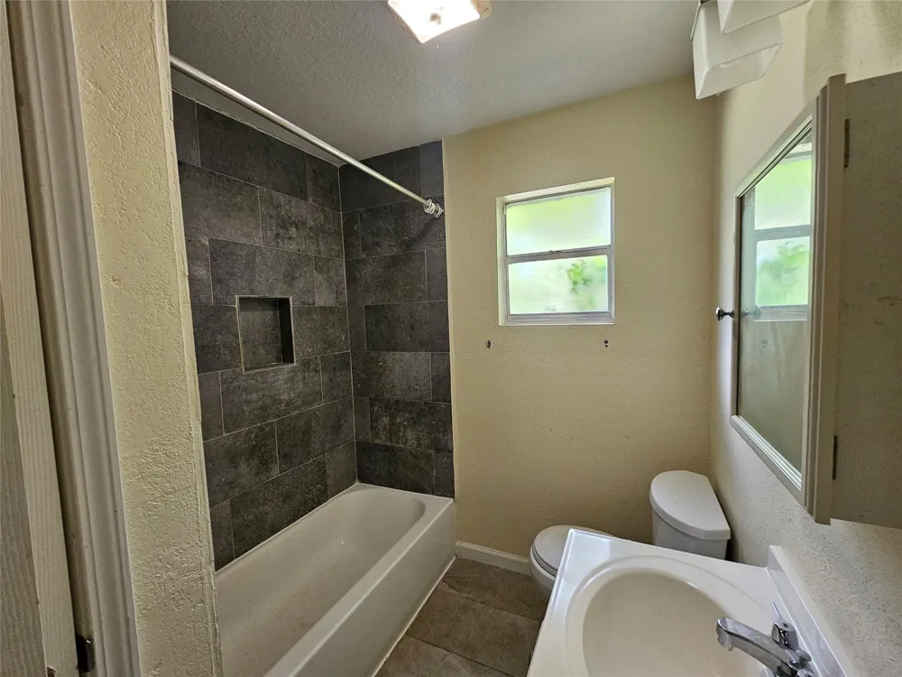 132 Otter Trail Lake Jackson, TX 77566