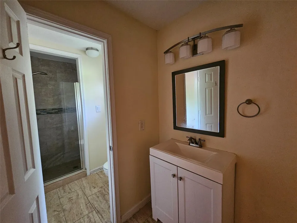 132 Otter Trail Lake Jackson, TX 77566