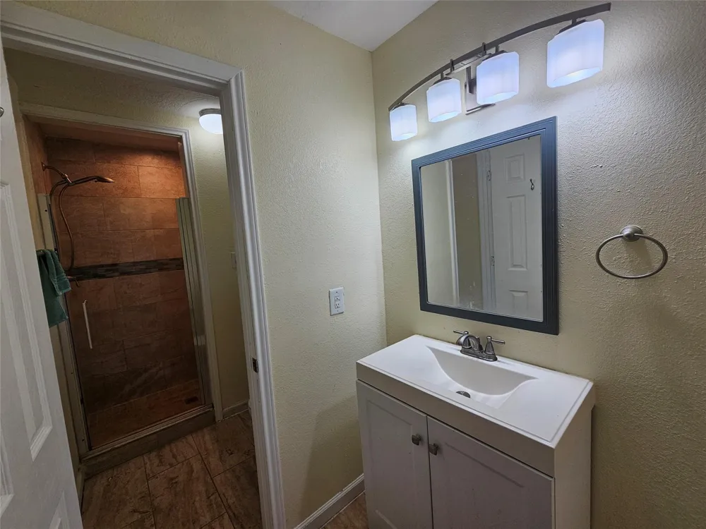 132 Otter Trail Lake Jackson, TX 77566