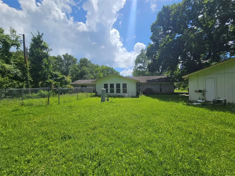 132 Otter Trail Lake Jackson, TX 77566