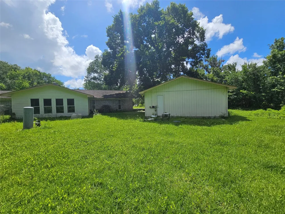 132 Otter Trail Lake Jackson, TX 77566