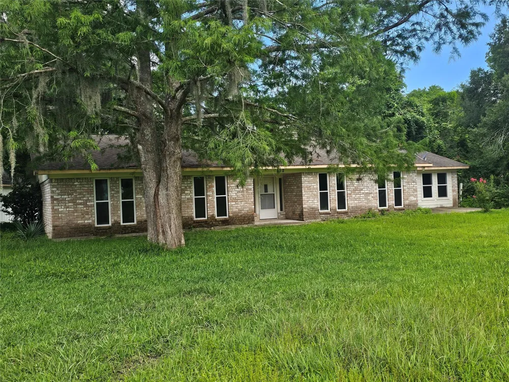 132 Otter Trail Lake Jackson, TX 77566