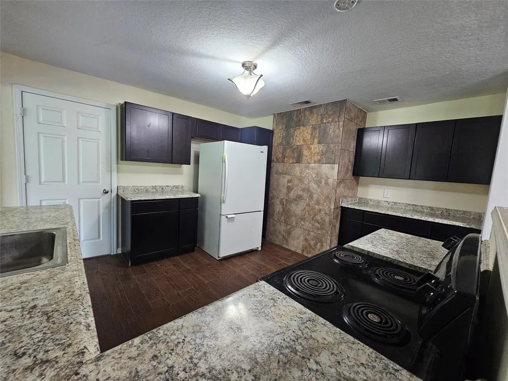 132 Otter Trail Lake Jackson, TX 77566