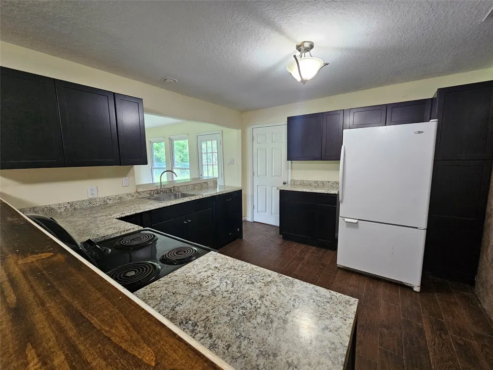 132 Otter Trail Lake Jackson, TX 77566
