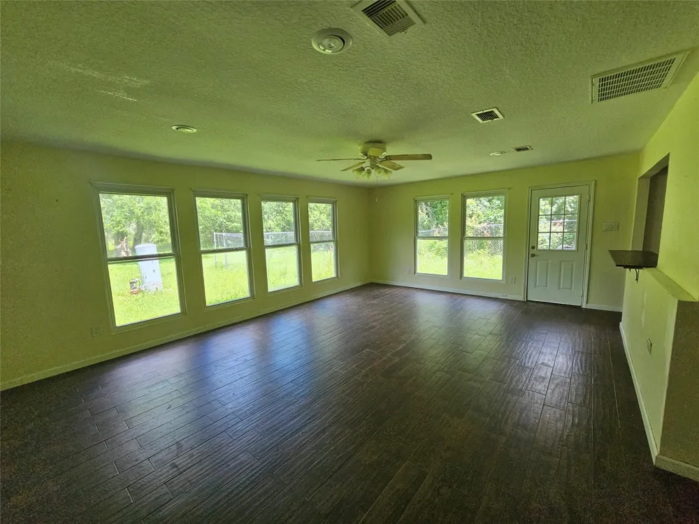 132 Otter Trail Lake Jackson, TX 77566