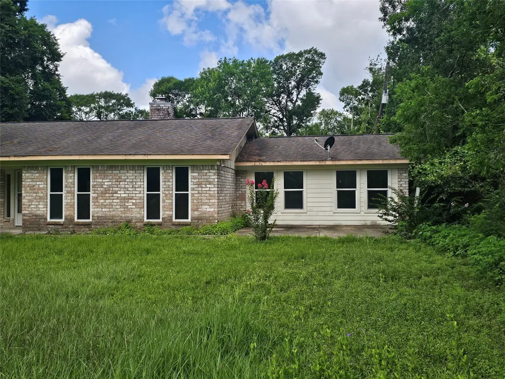 132 Otter Trail Lake Jackson, TX 77566
