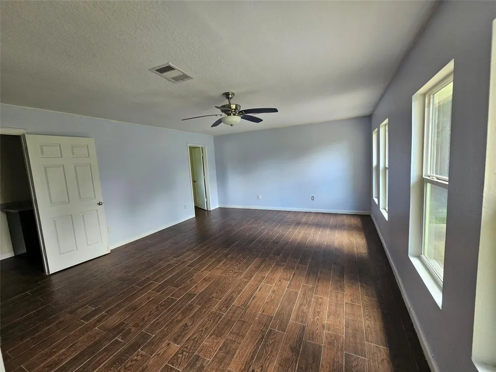 132 Otter Trail Lake Jackson, TX 77566