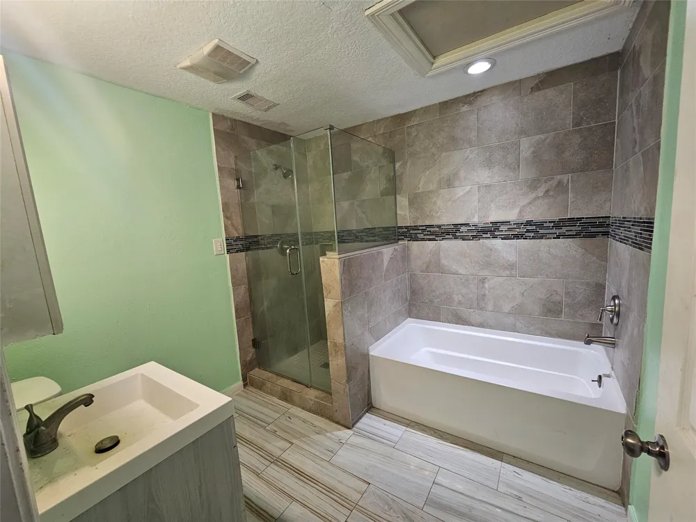 132 Otter Trail Lake Jackson, TX 77566