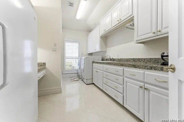 211 Geddington Shavano Park, TX 78249
