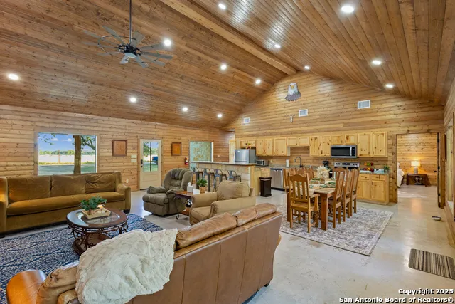 370 JOHNNY SEIBERT LN Leakey, TX 78873