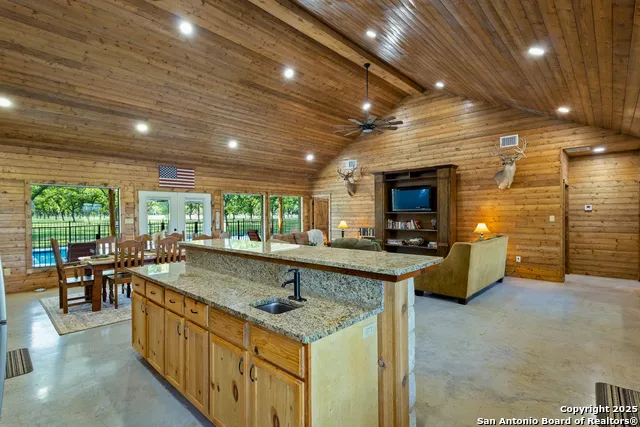 370 JOHNNY SEIBERT LN Leakey, TX 78873