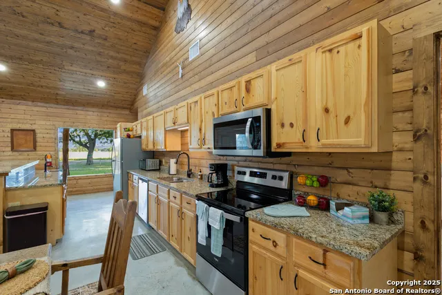 370 JOHNNY SEIBERT LN Leakey, TX 78873