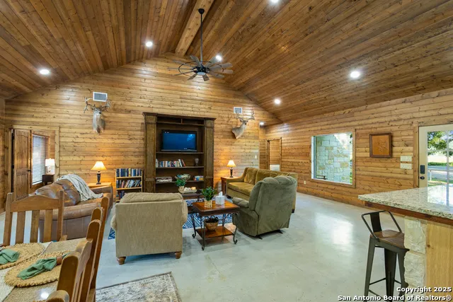 370 JOHNNY SEIBERT LN Leakey, TX 78873