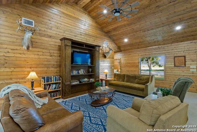 370 JOHNNY SEIBERT LN Leakey, TX 78873