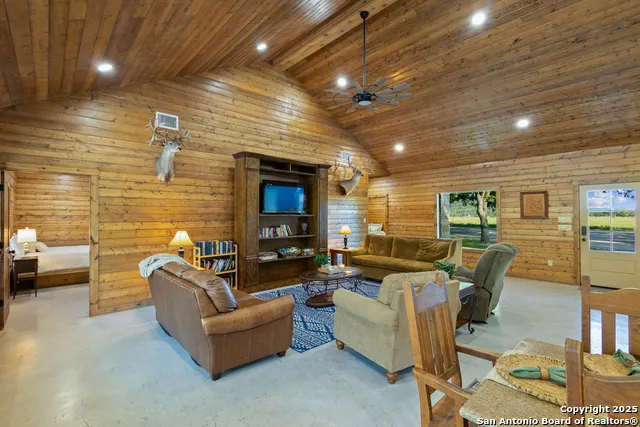 370 JOHNNY SEIBERT LN Leakey, TX 78873
