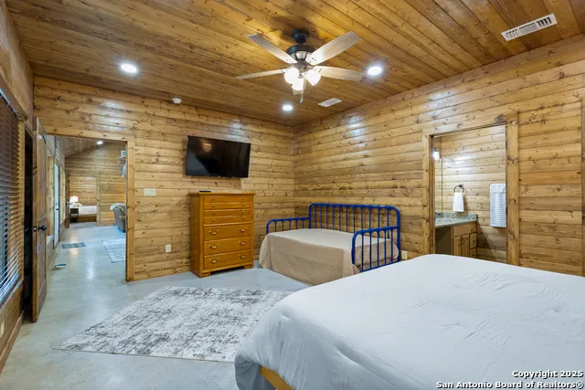 370 JOHNNY SEIBERT LN Leakey, TX 78873