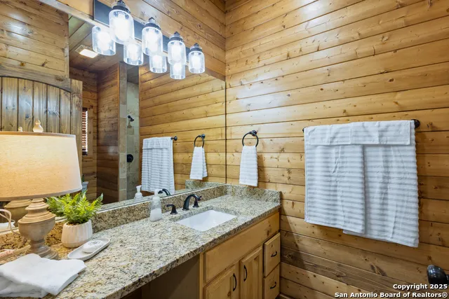 370 JOHNNY SEIBERT LN Leakey, TX 78873