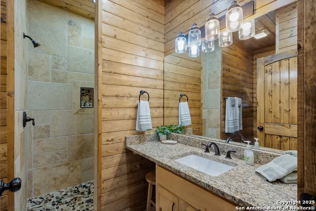 370 JOHNNY SEIBERT LN Leakey, TX 78873