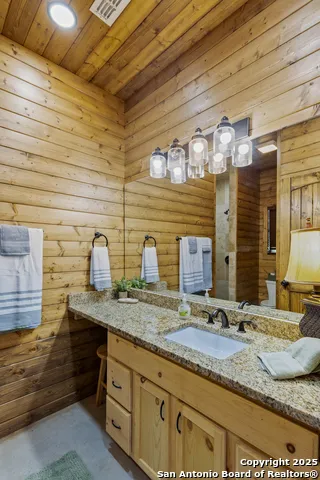 370 JOHNNY SEIBERT LN Leakey, TX 78873