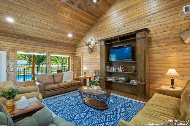 370 JOHNNY SEIBERT LN Leakey, TX 78873
