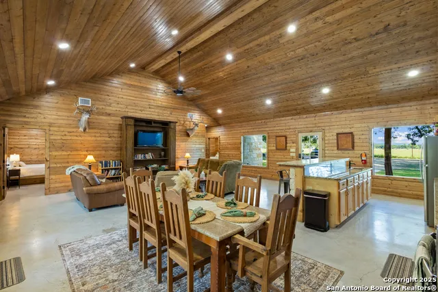 370 JOHNNY SEIBERT LN Leakey, TX 78873