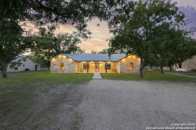 370 JOHNNY SEIBERT LN Leakey, TX 78873