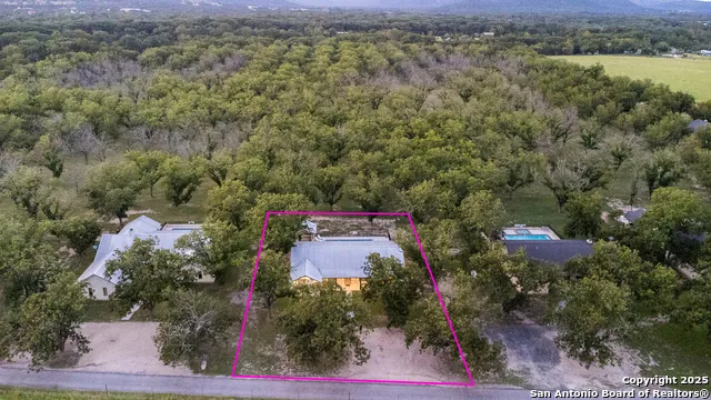 370 JOHNNY SEIBERT LN Leakey, TX 78873