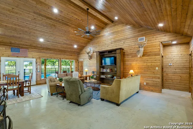 370 JOHNNY SEIBERT LN Leakey, TX 78873