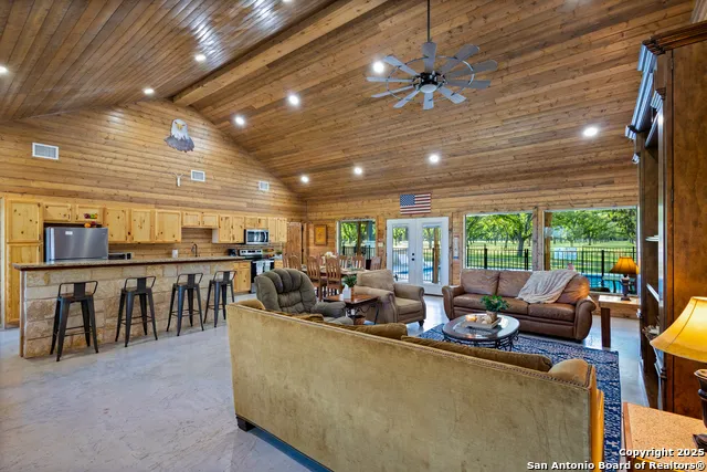 370 JOHNNY SEIBERT LN Leakey, TX 78873
