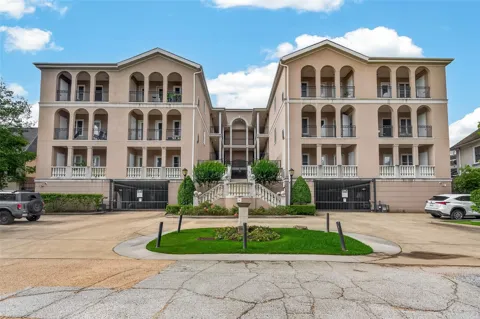 58 Briar Hollow Lane #204
