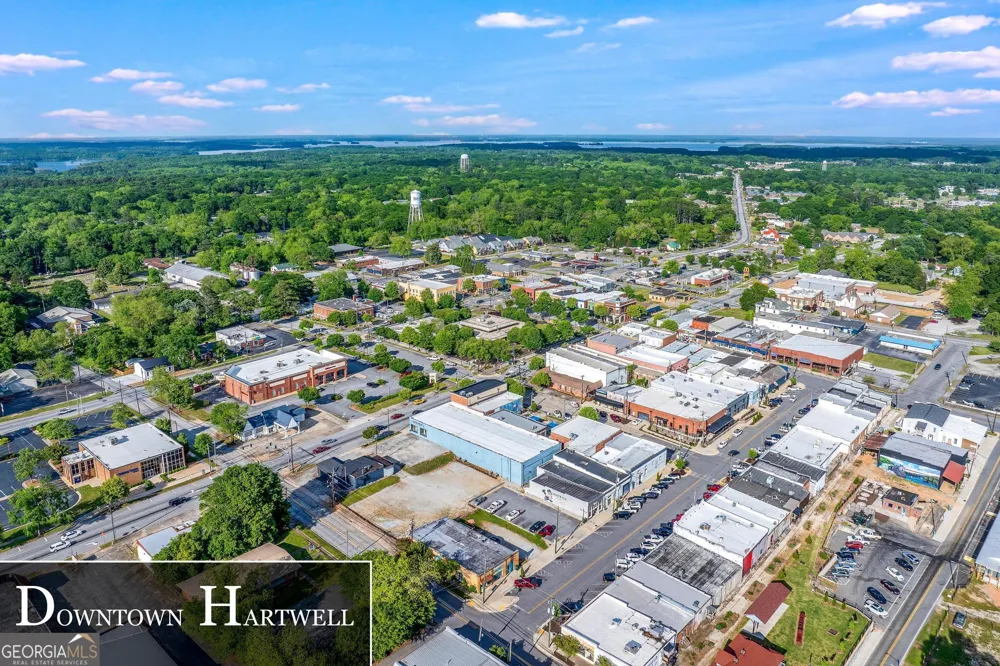 2 The Oaks DR Hartwell, GA 30643