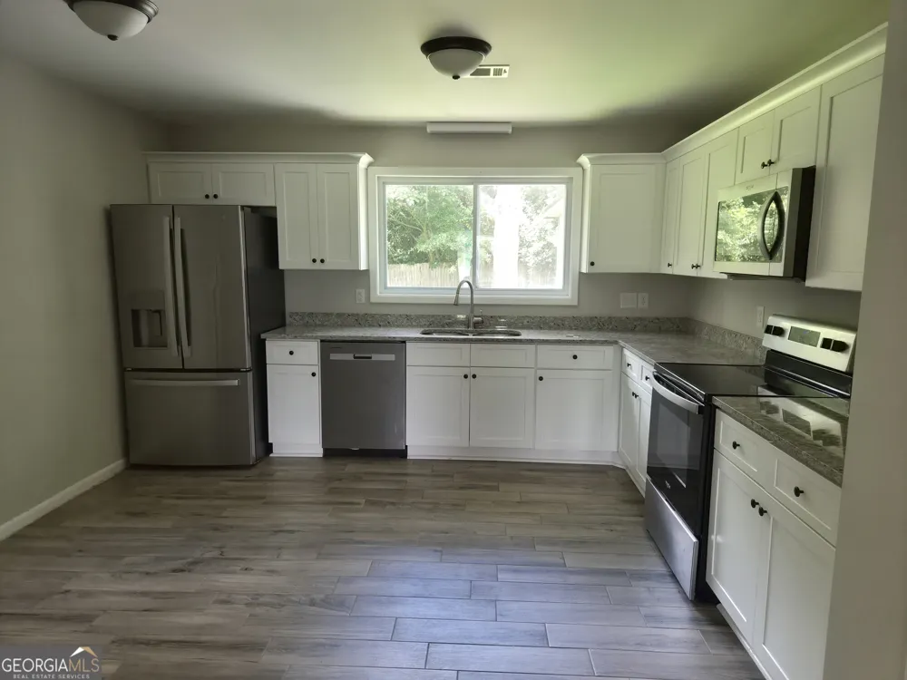 221 Gilchrist DR Warner Robins, GA 31093
