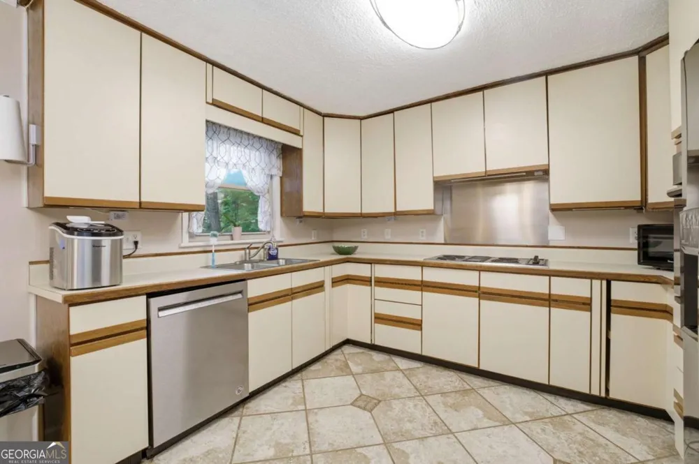 1004 W Lewis ST Rossville, GA 30741