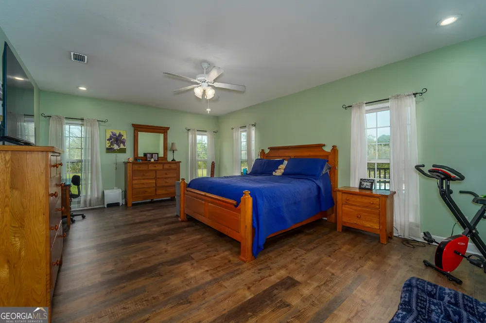 3300 CONNOR LN Waycross, GA 31503
