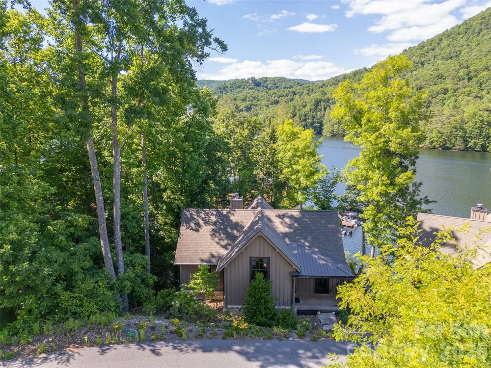 561 Harbor Ridge Drive Tuckasegee, NC 28783