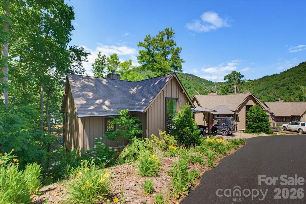 561 Harbor Ridge Drive Tuckasegee, NC 28783