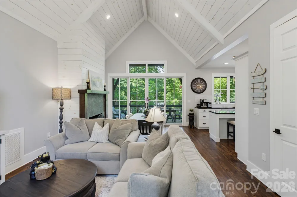 561 Harbor Ridge Drive Tuckasegee, NC 28783