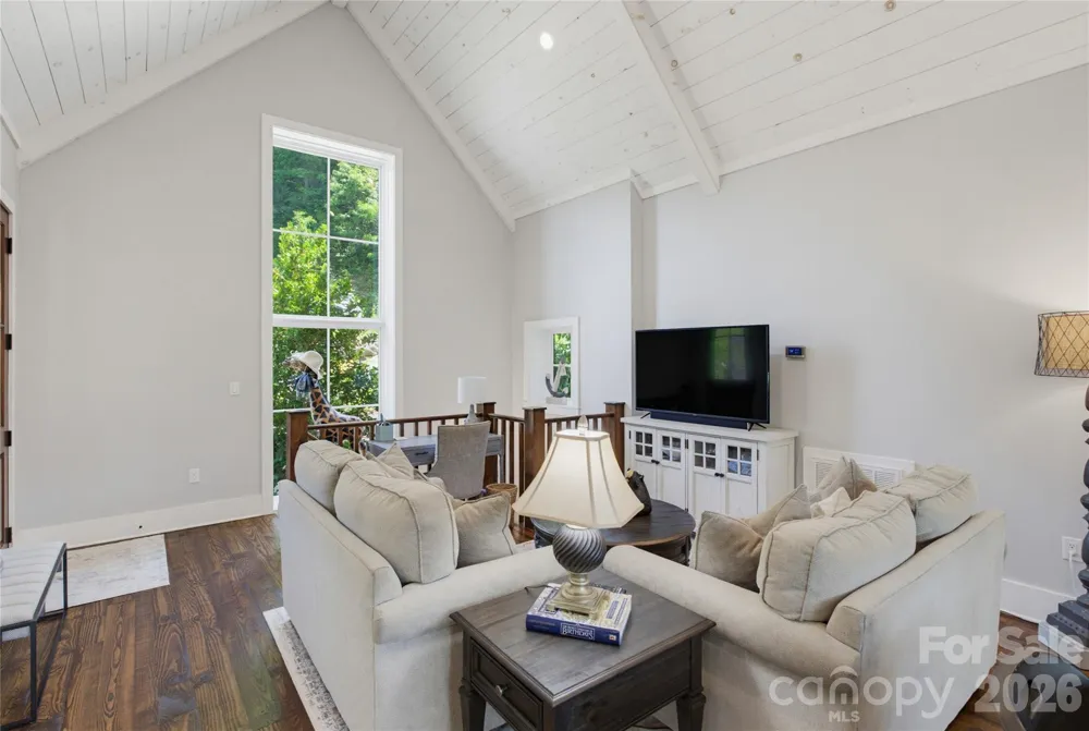 561 Harbor Ridge Drive Tuckasegee, NC 28783