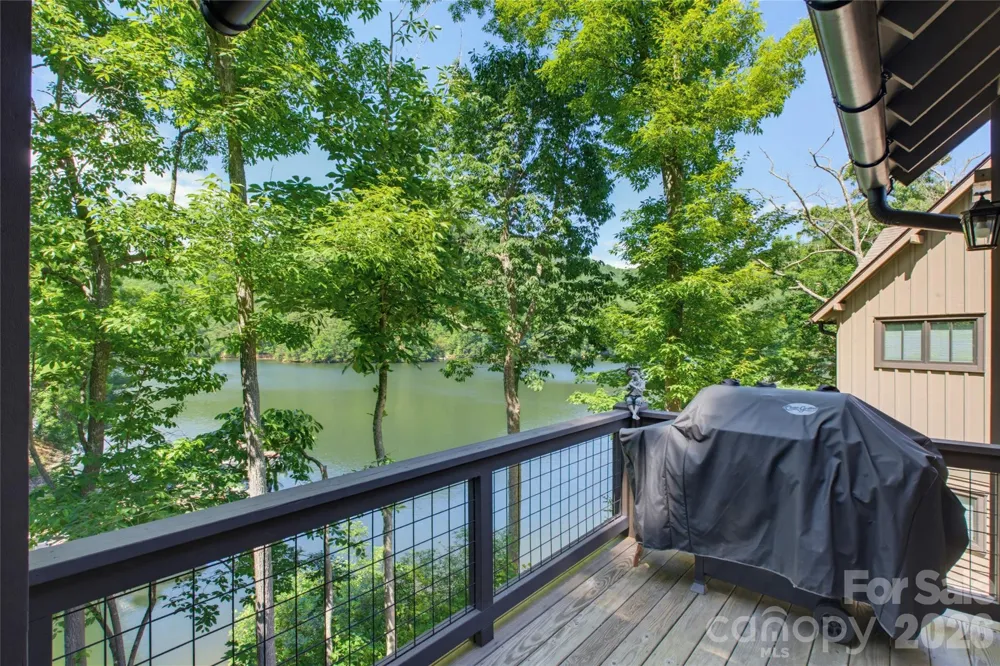561 Harbor Ridge Drive Tuckasegee, NC 28783