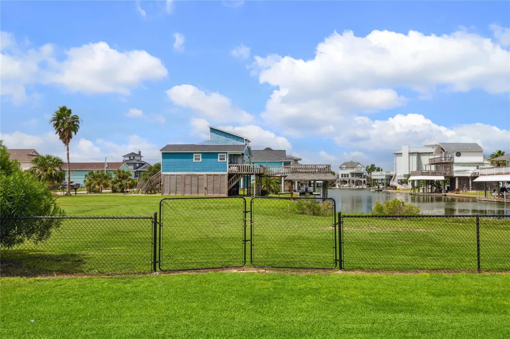 1310 Maui Drive Tiki Island, TX 77554