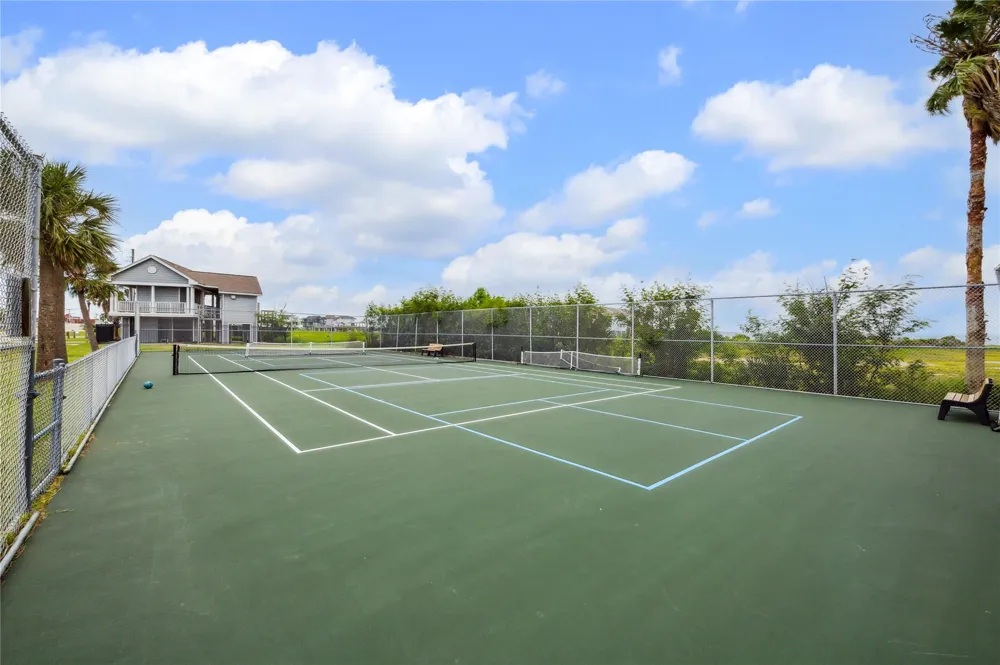 1310 Maui Drive Tiki Island, TX 77554