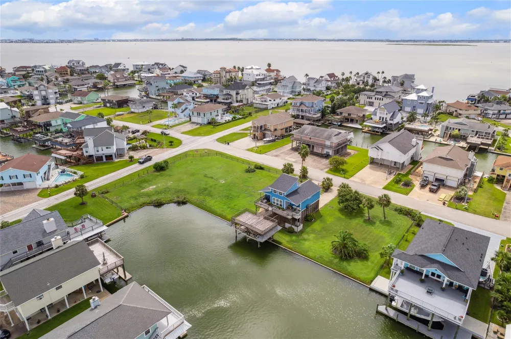1310 Maui Drive Tiki Island, TX 77554