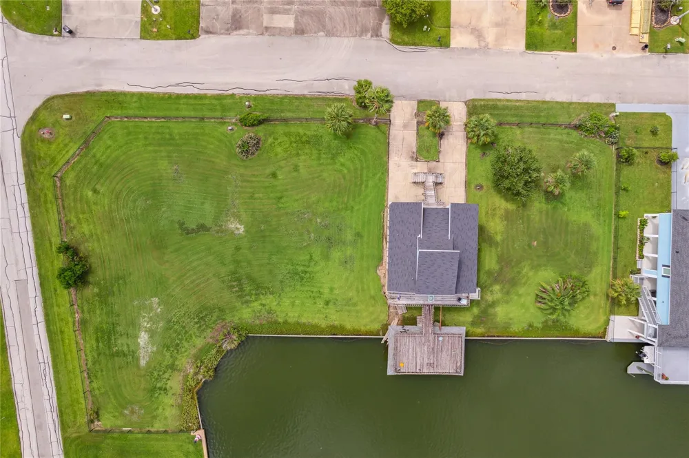 1310 Maui Drive Tiki Island, TX 77554